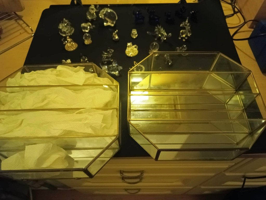 twee vitrinekastjes met meer dan 57 zwarovski beeldjes, Ophalen of Verzenden, Zo goed als nieuw, Overige typen