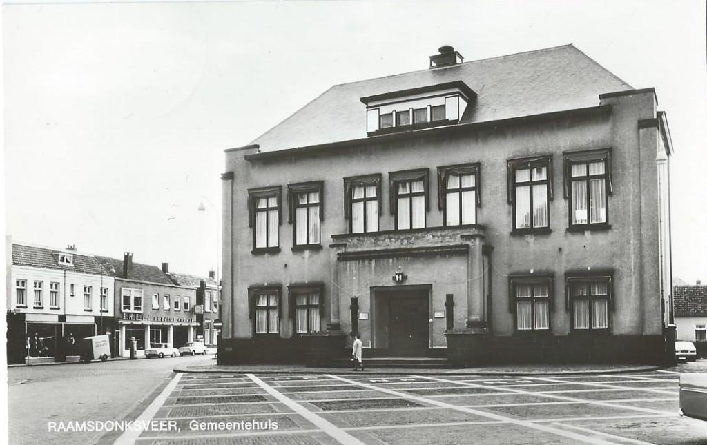 Ansichtkaart RAAMSDONKSVEER  Gemeentehuis, Verzamelen, Ansichtkaarten | Nederland, Verzenden, 1960 tot 1980, Gelopen, Noord-Brabant
