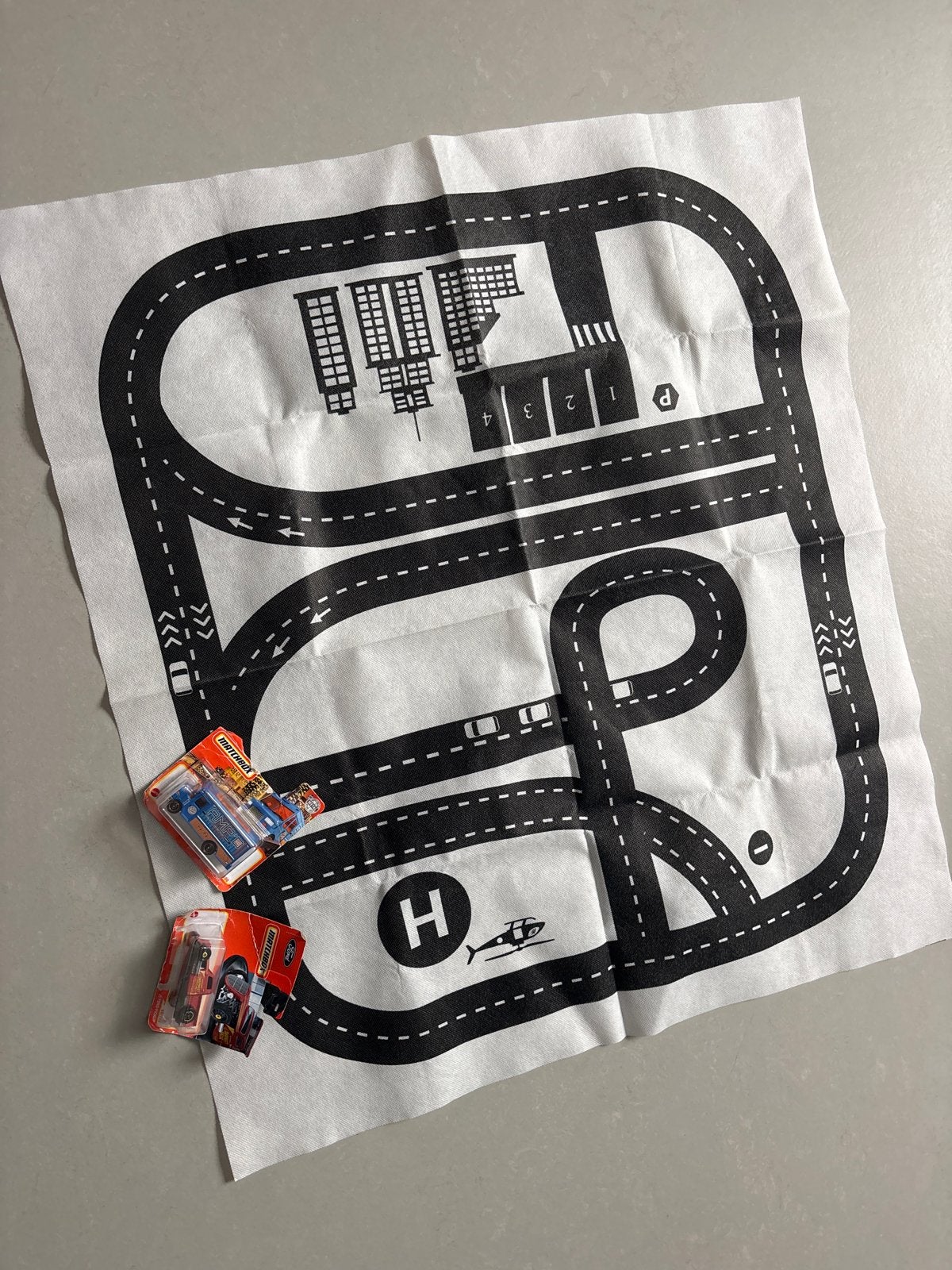 Racebaan speelkleed met 2 Matchbox auto's, Overige merken, Racebaan, Nieuw, Ophalen of Verzenden