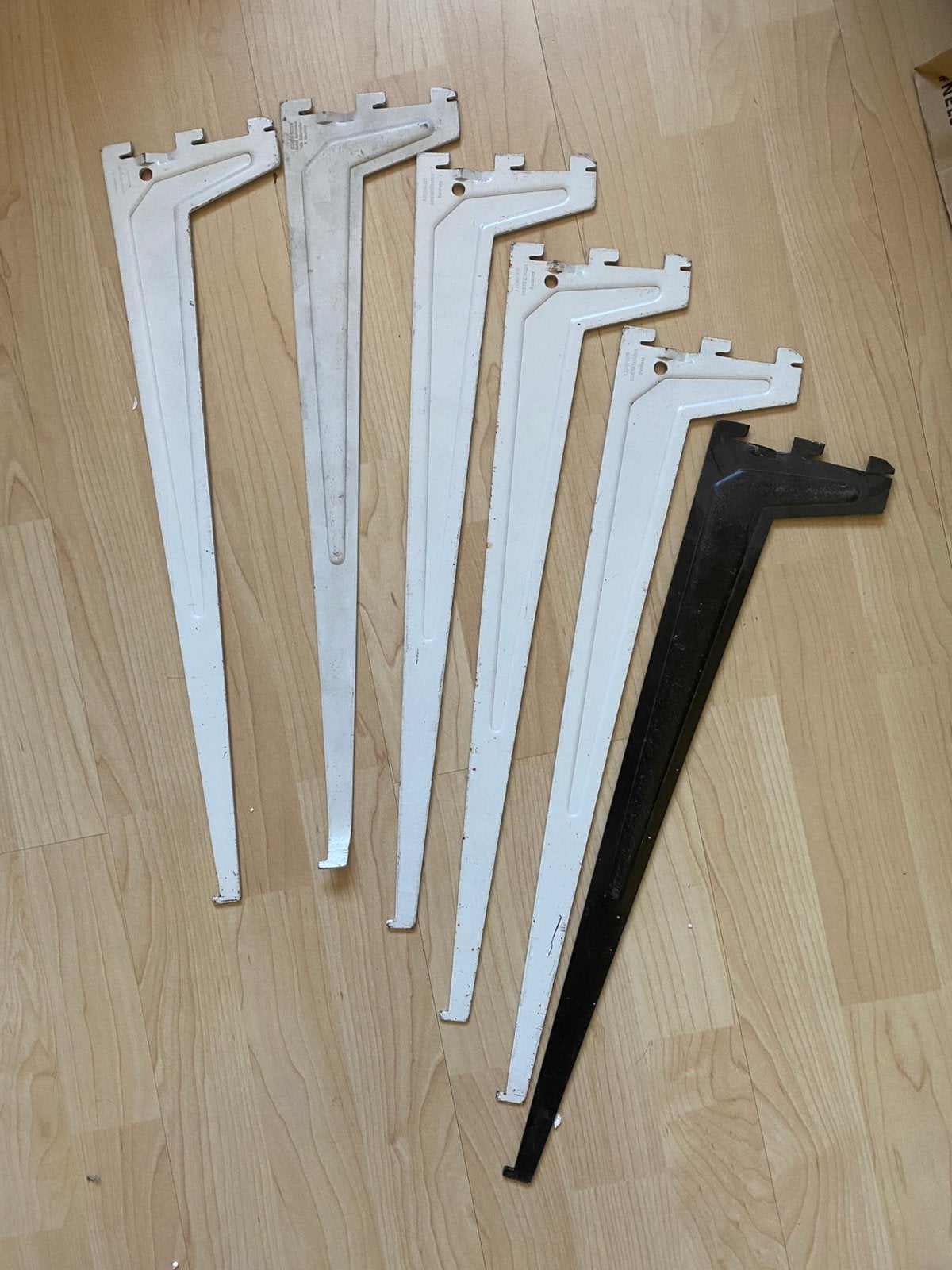 6 PLANKEN DRAGERS.(5 witte 1 zwarte) 52 cm, Ophalen, Zo goed als nieuw
