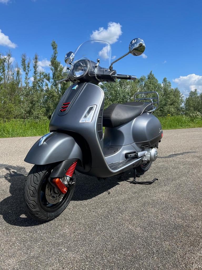 Vespa GTS 300 | 2019 | weinig km | Akra | inruil mogelijk, Vespa, Scooter, Vespa, Minimaal motorrijbewijs A2
