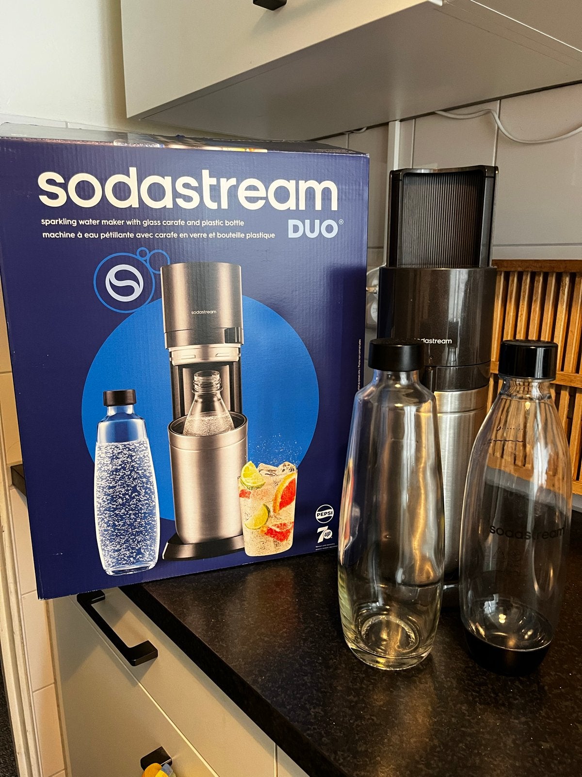 Sodastream Duo - Bruiswatermachine met glazen en plastic fle, 1 tot 2 liter, Ophalen of Verzenden, Zo goed als nieuw, Vaatwasserbestendig