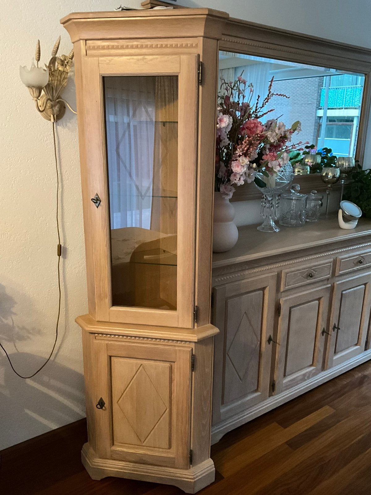 White-wash Eiken hoekkast met glazen vitrine en verlichting, Ophalen, Eikenhout, 50 tot 100 cm, Zo goed als nieuw