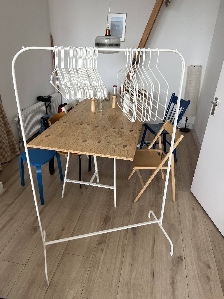 IKEA MULIG Kledingrek / Kledingrek Wit + 44 Metalen Hangers, Ophalen, 50 tot 100 cm, Zo goed als nieuw, Kledingrek