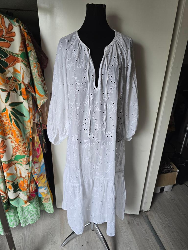 Broderie jurk van zara, Maat 38/40 (M), Ophalen of Verzenden, Zo goed als nieuw, Onder de knie