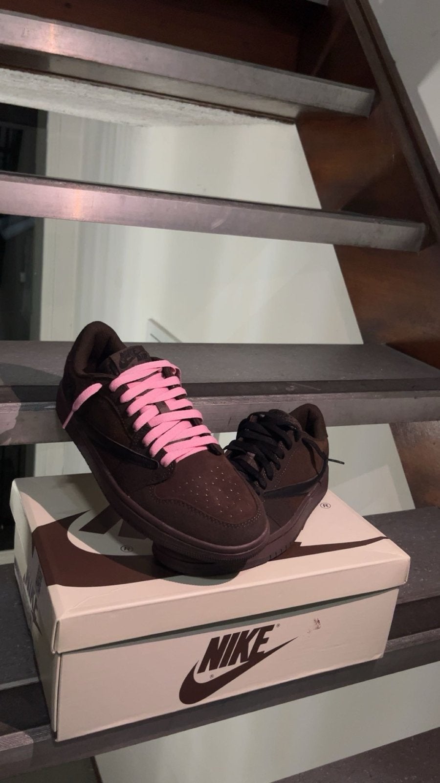 Nike Travis Scott x Air Jordan 1 Low OG SP 'Dark Mocha', Ophalen of Verzenden, Zo goed als nieuw, Bruin, Sneakers of Gympen