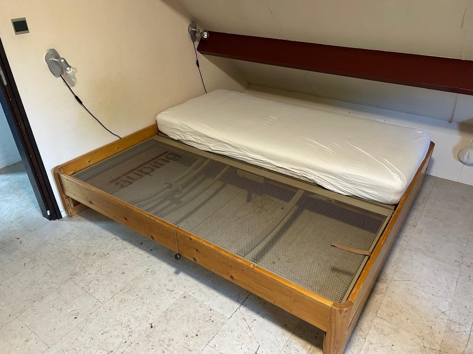 Foto 3 van Houten bedframe met Auping bodem
