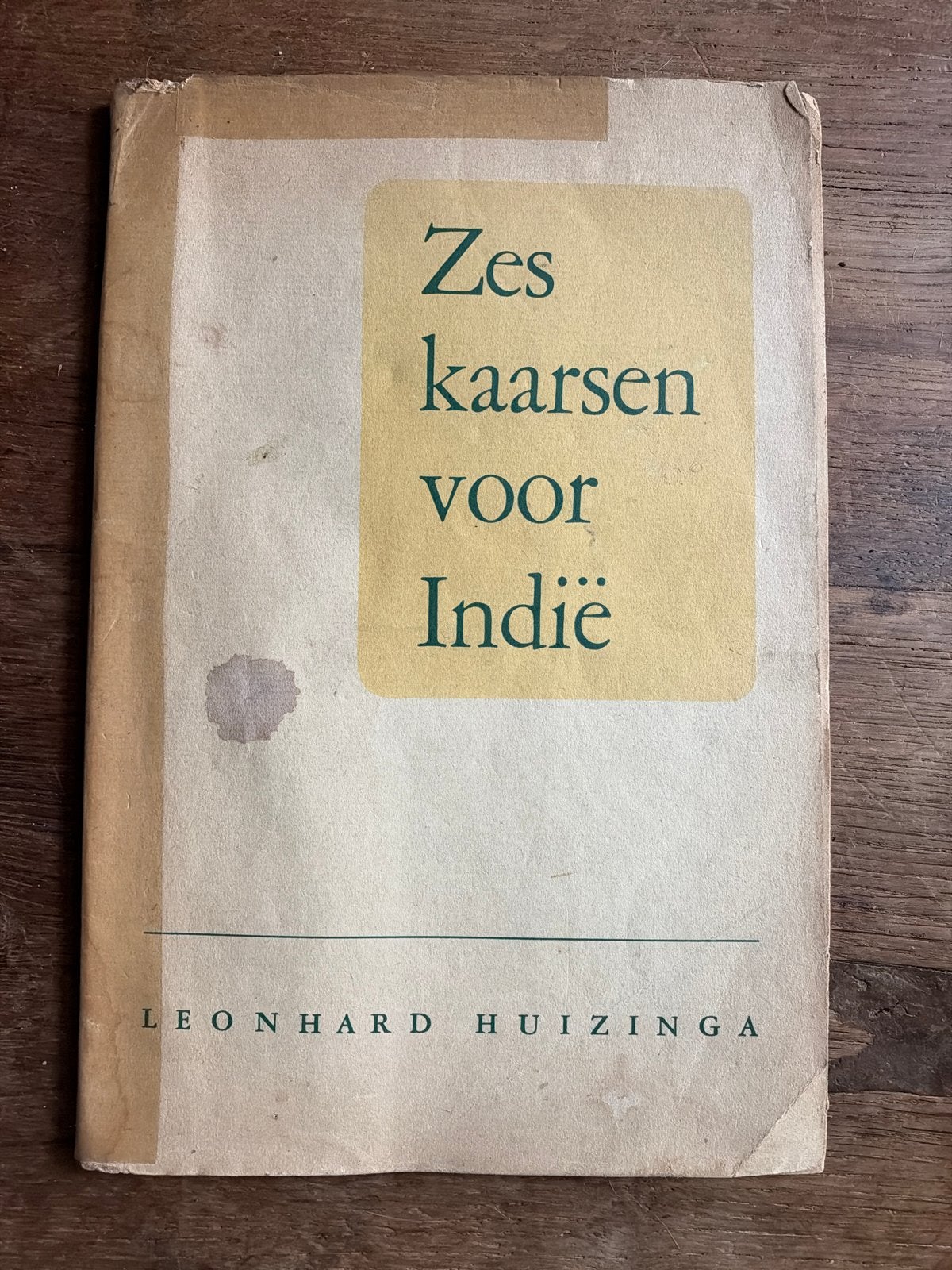 Zes kaarsen voor Indië - Leonhard Huizinga (1945), Ophalen of Verzenden, Gelezen, Nederland