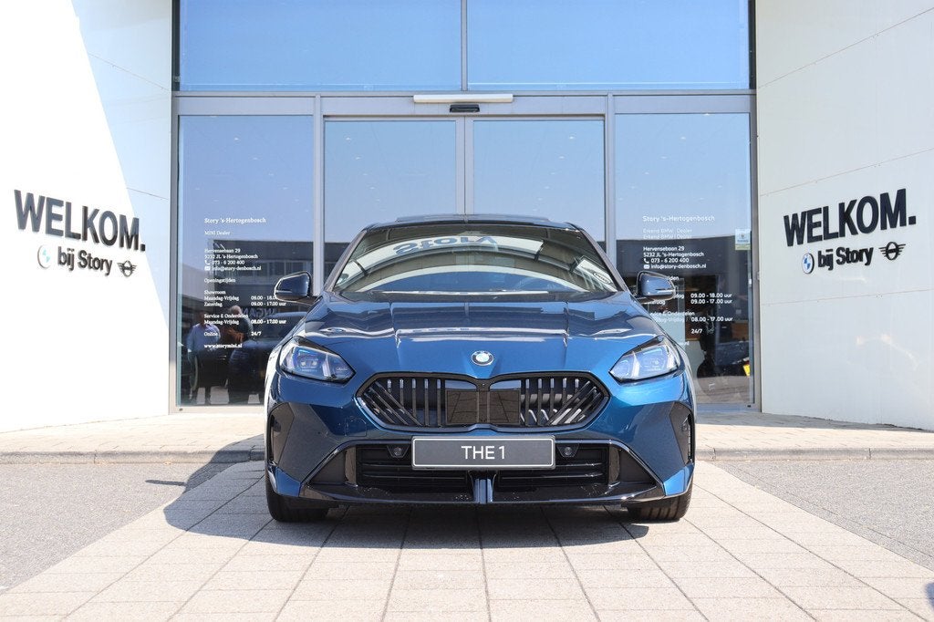 BMW 1 Serie 120 M Sport Automaat / Panoramadak / Trekhaak /, Auto's, BMW, Zwart, 156 pk, Blauw, Bedrijf