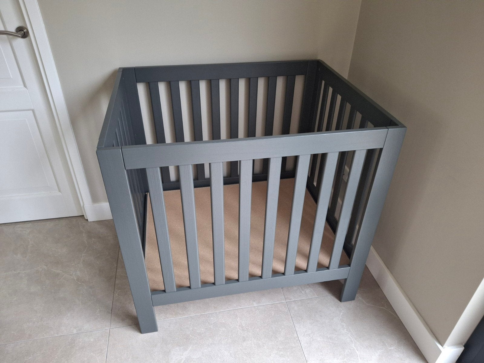 Box Bart grey wash - verstelbaar in 3 hoogtes, Kinderen en Baby's, Boxen, Ophalen, Gebruikt, Vierkant, In hoogte verstelbaar