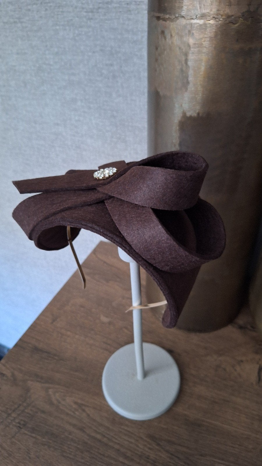 Bruine fascinator met strass detail, Ophalen of Verzenden, Nieuw, One size fits all, Hoed