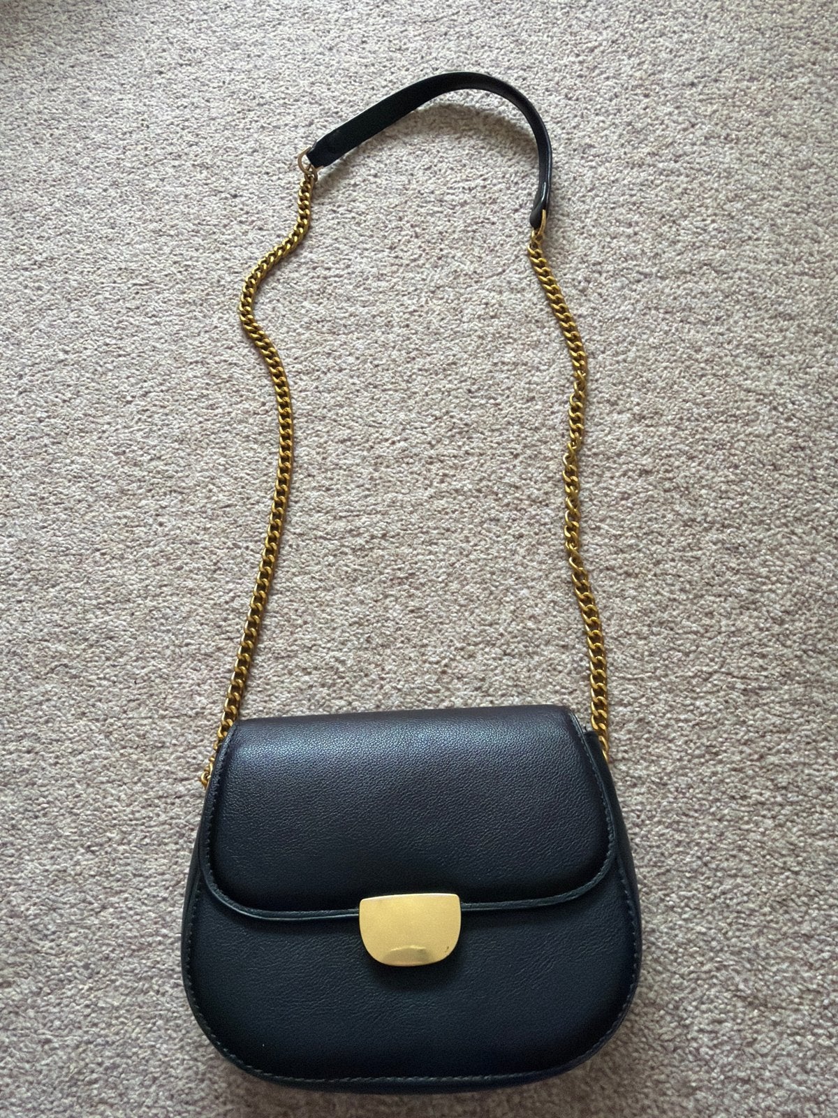 Mango zwarte schoudertas met gouden ketting, Ophalen of Verzenden, Zo goed als nieuw, Zwart, Schoudertasje