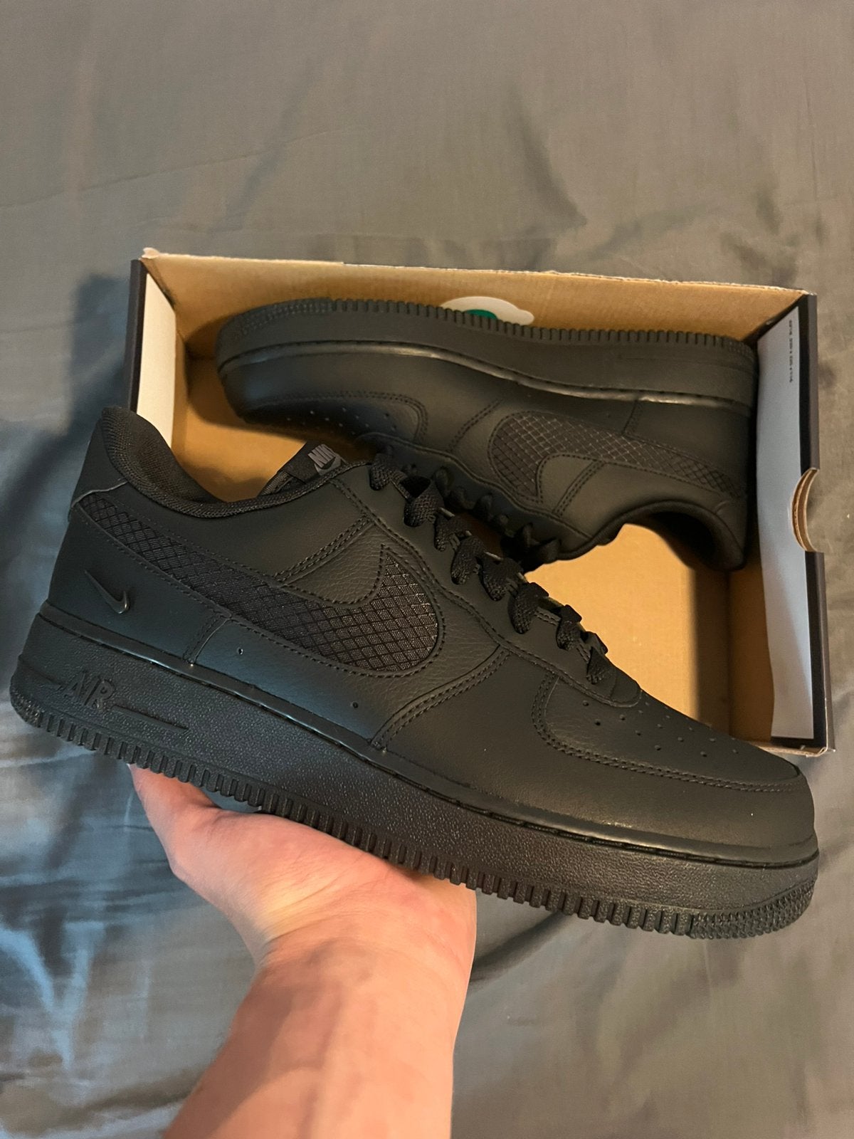 Nike Air Force 1 ‘07 LV8 Zwart - Maat 44.5 en 47, Kleding | Heren, Schoenen, Ophalen of Verzenden, Nieuw, Zwart, Sneakers of Gympen