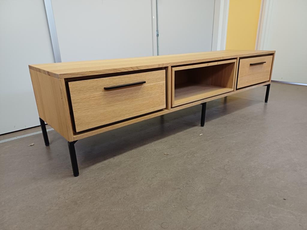 Eiken-kleurig laag kastje. Met metalen pootjes, Ophalen, 50 tot 100 cm, Zo goed als nieuw, Minder dan 100 cm