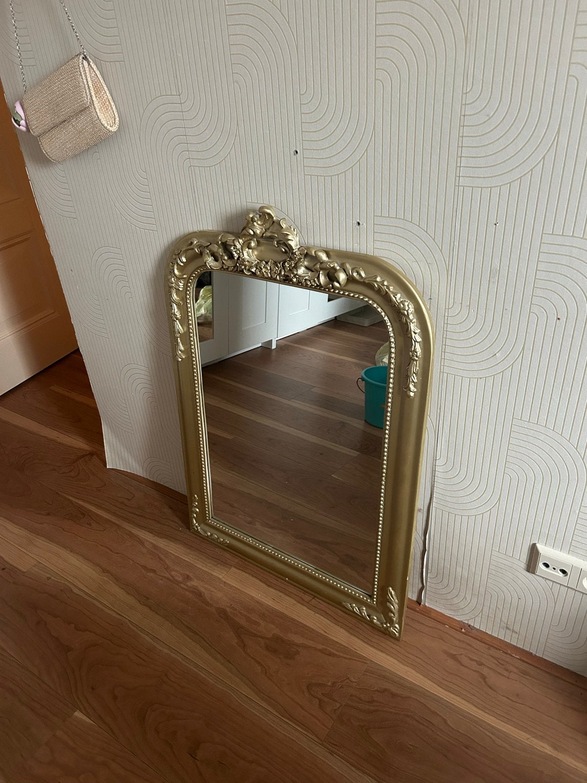 Gouden spiegel met sierlijke lijst, Ophalen of Verzenden, Rechthoekig, Minder dan 50 cm, 100 tot 150 cm
