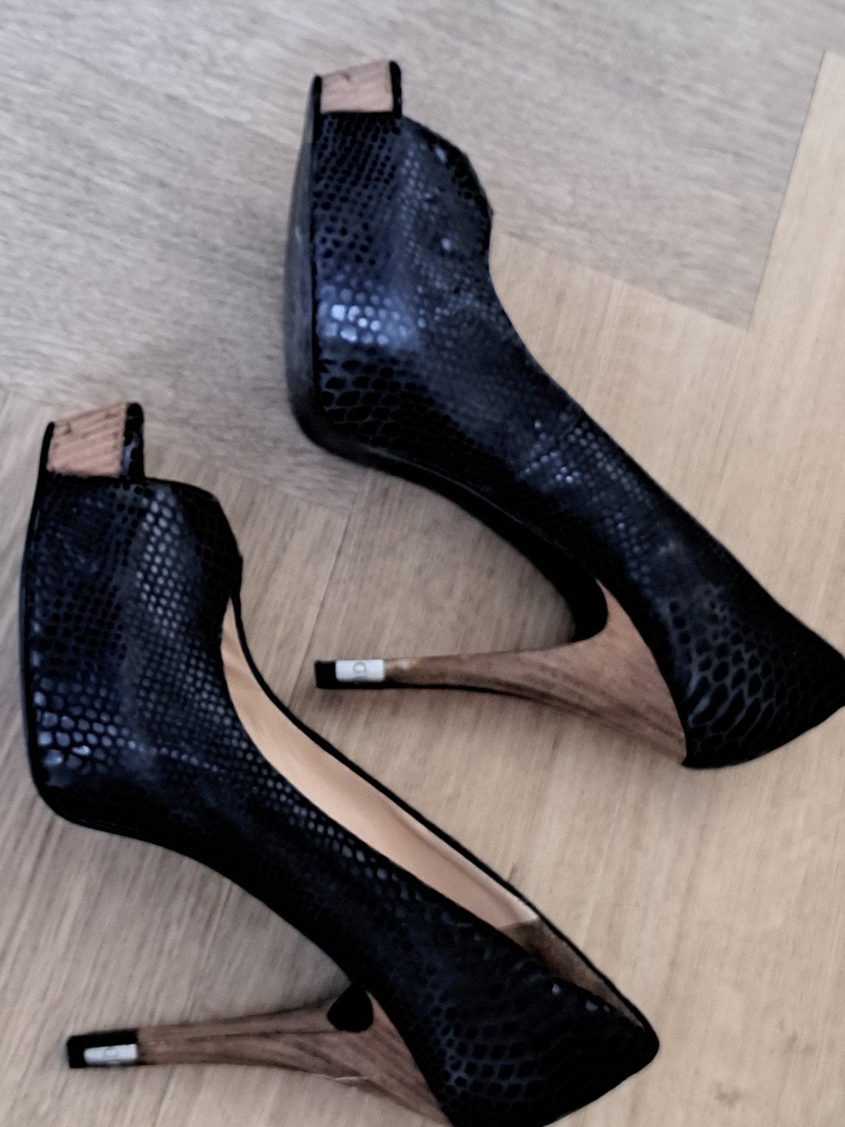 GUESS Peep-toe Platform Pumps Zwart Slangenprint Maat 38, Pumps, Guess, Zwart, Ophalen of Verzenden