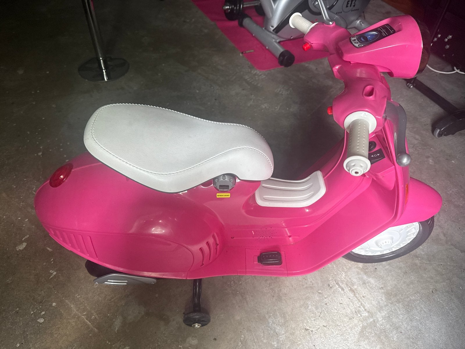 Roze kinder scooter - Elektrisch, Kinderen en Baby's, Speelgoed | Speelgoedvoertuigen, Ophalen of Verzenden, Gebruikt