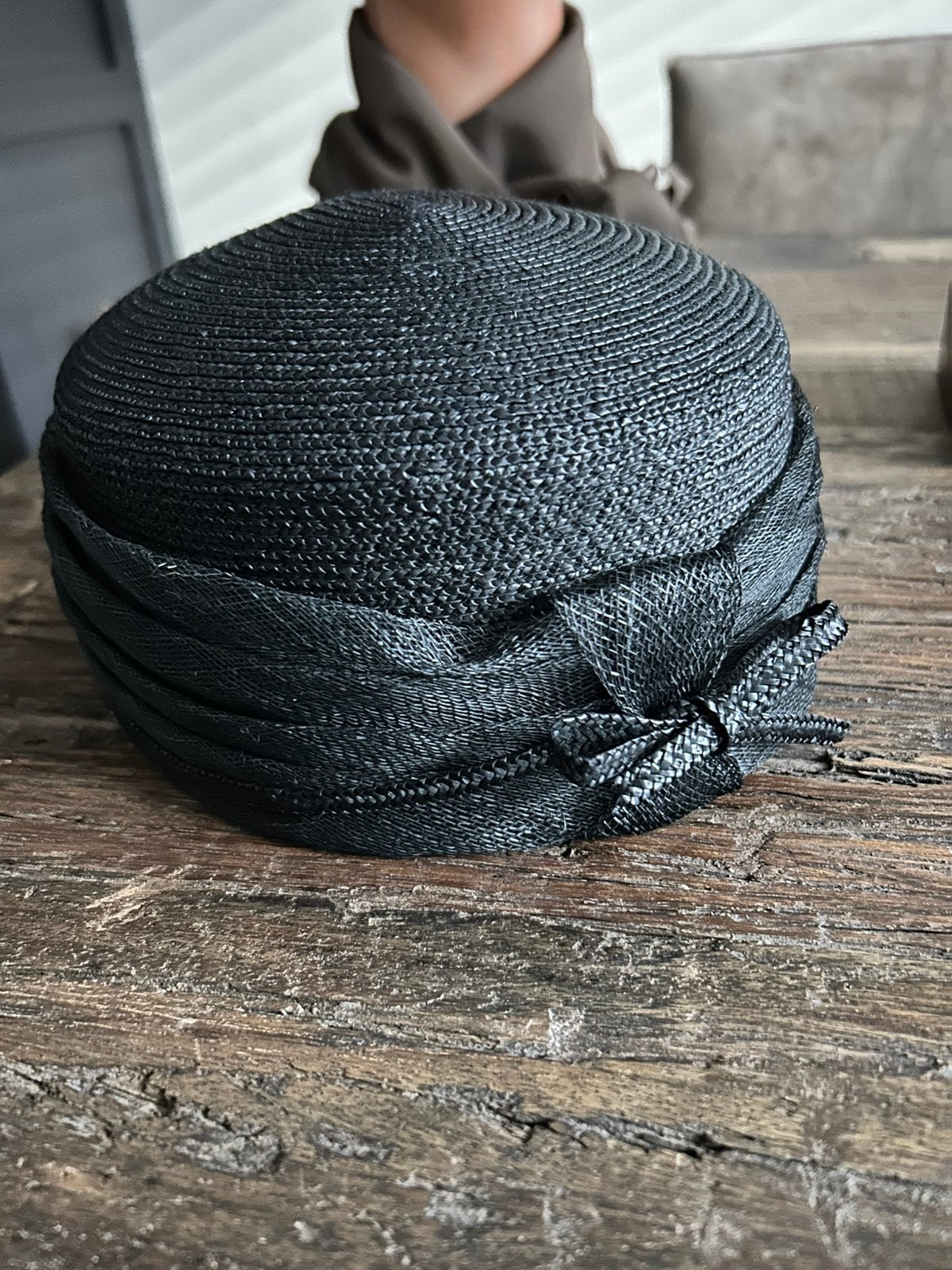 MOOI ZWART  STRO VINTAGE DOP HOED / HOEDJE, Ophalen of Verzenden, Zo goed als nieuw, 55 cm (S, 6⅞ inch) of minder, Hoed