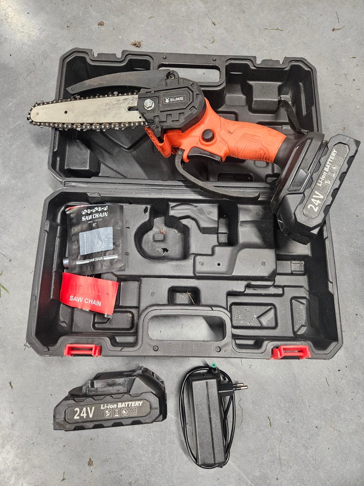 Mini Kettingzaag 24V met 2 accu's en oplader