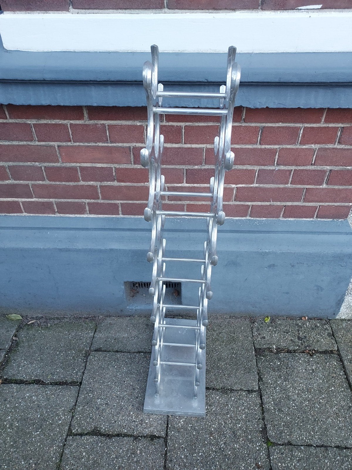 Foto 2 van Zilverkleurig wijnrek van gepolijst aluminium 27 flessen