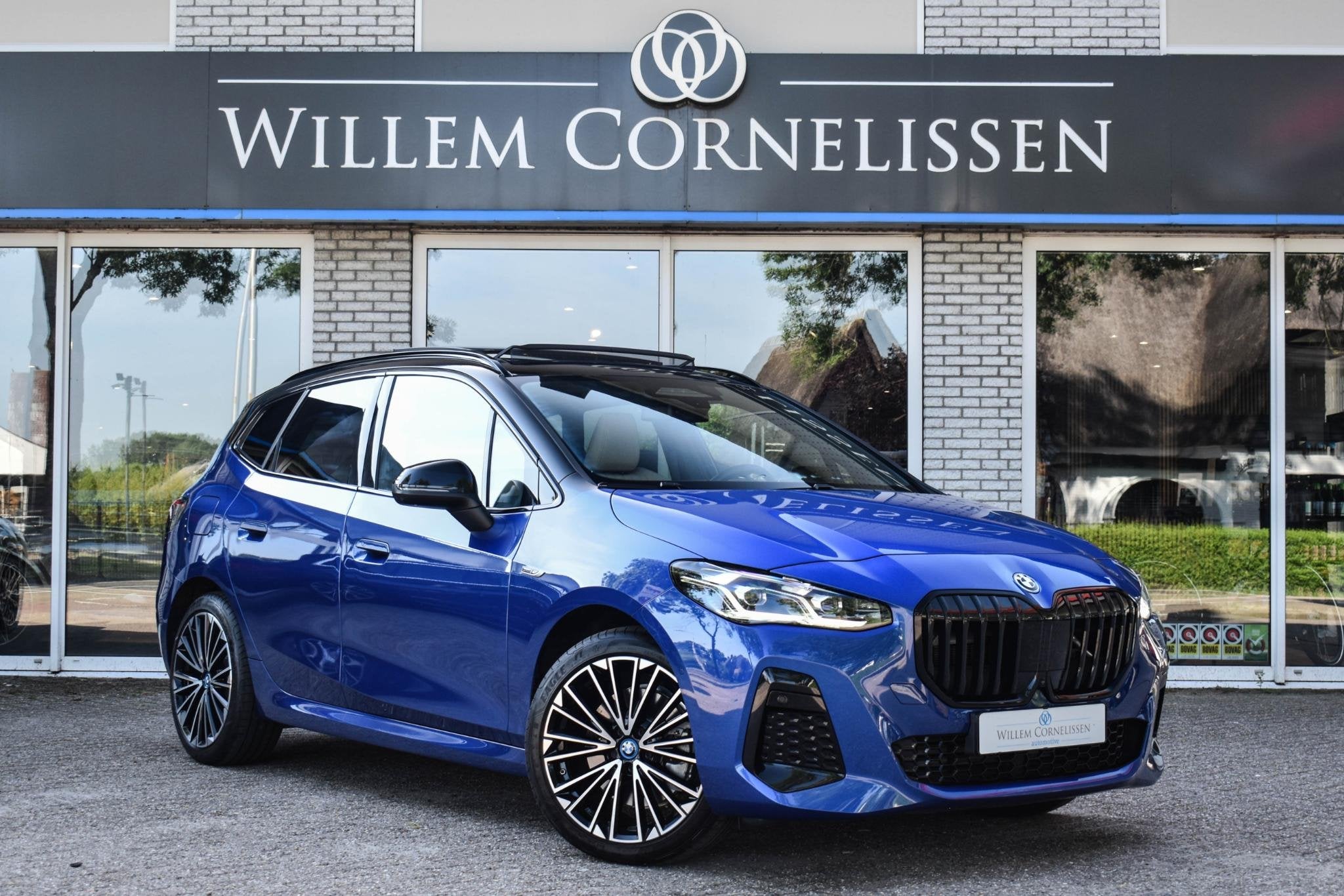 BMW 2-serie Active Tourer 230e xDrive Pano Trekhaak Head Up, Auto's, Automaat, Gebruikt, Euro 6, 16 kWh