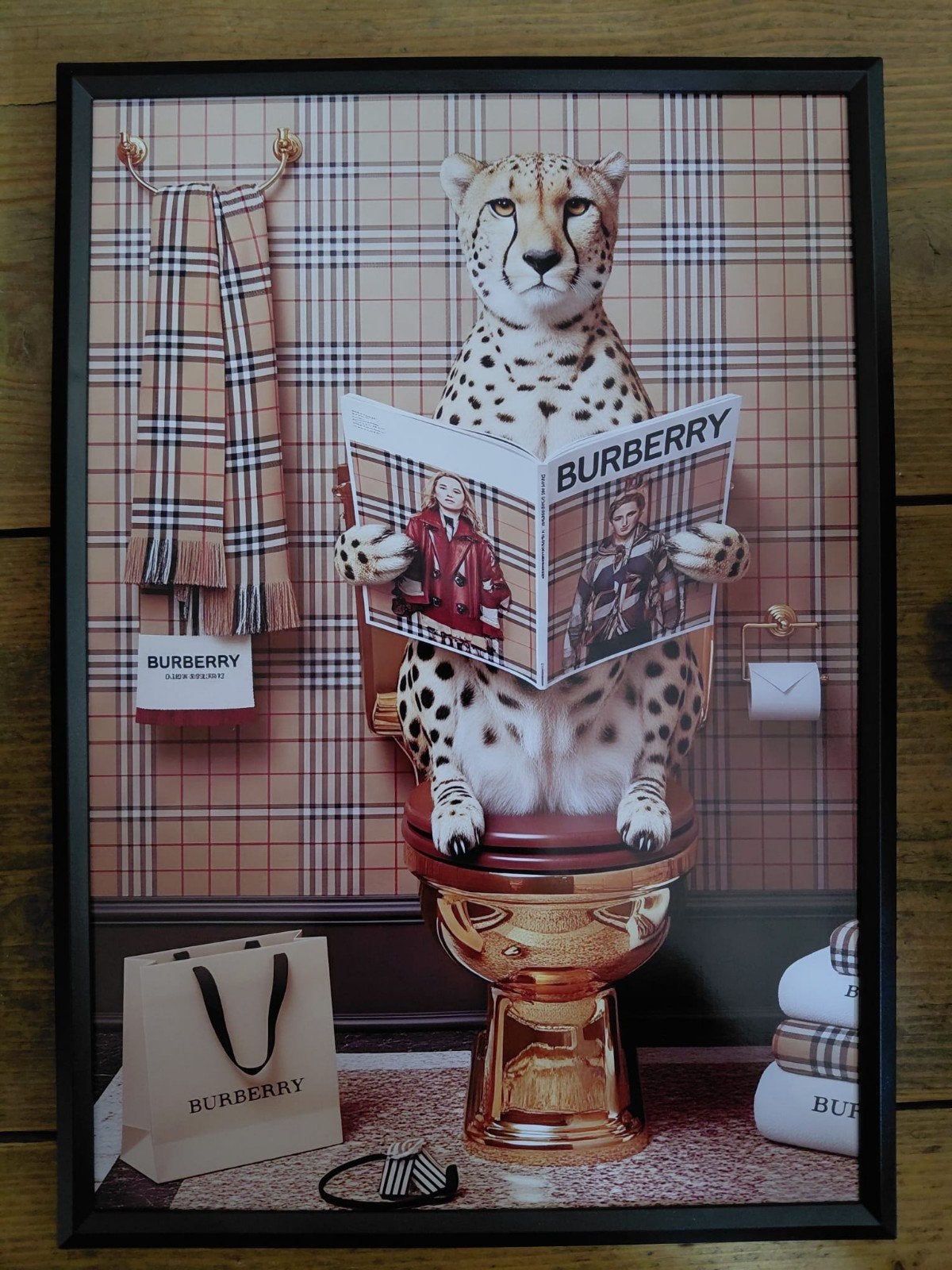Burberry Cheetah Poster 21x30cm, Minder dan 50 cm, Nieuw, Ophalen of Verzenden, Foto of Poster