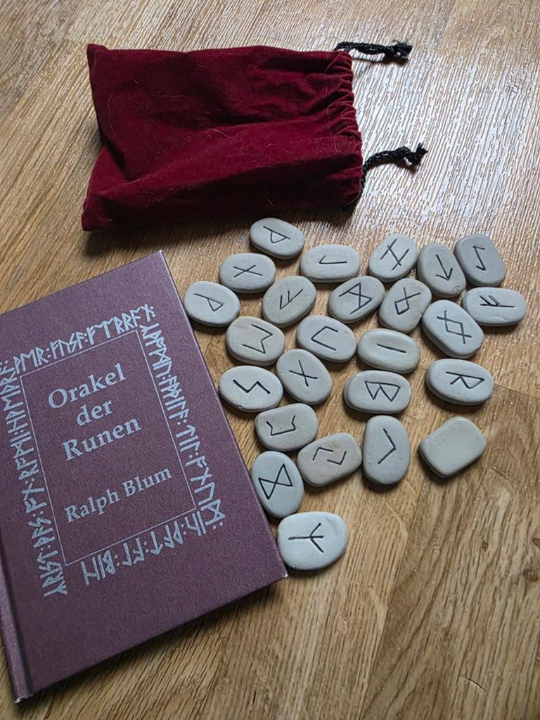 Orakel der Runen boek met 25 runenstenen en zakje, Boeken, Gelezen, Achtergrond en Informatie, Spiritualiteit algemeen, Ophalen of Verzenden
