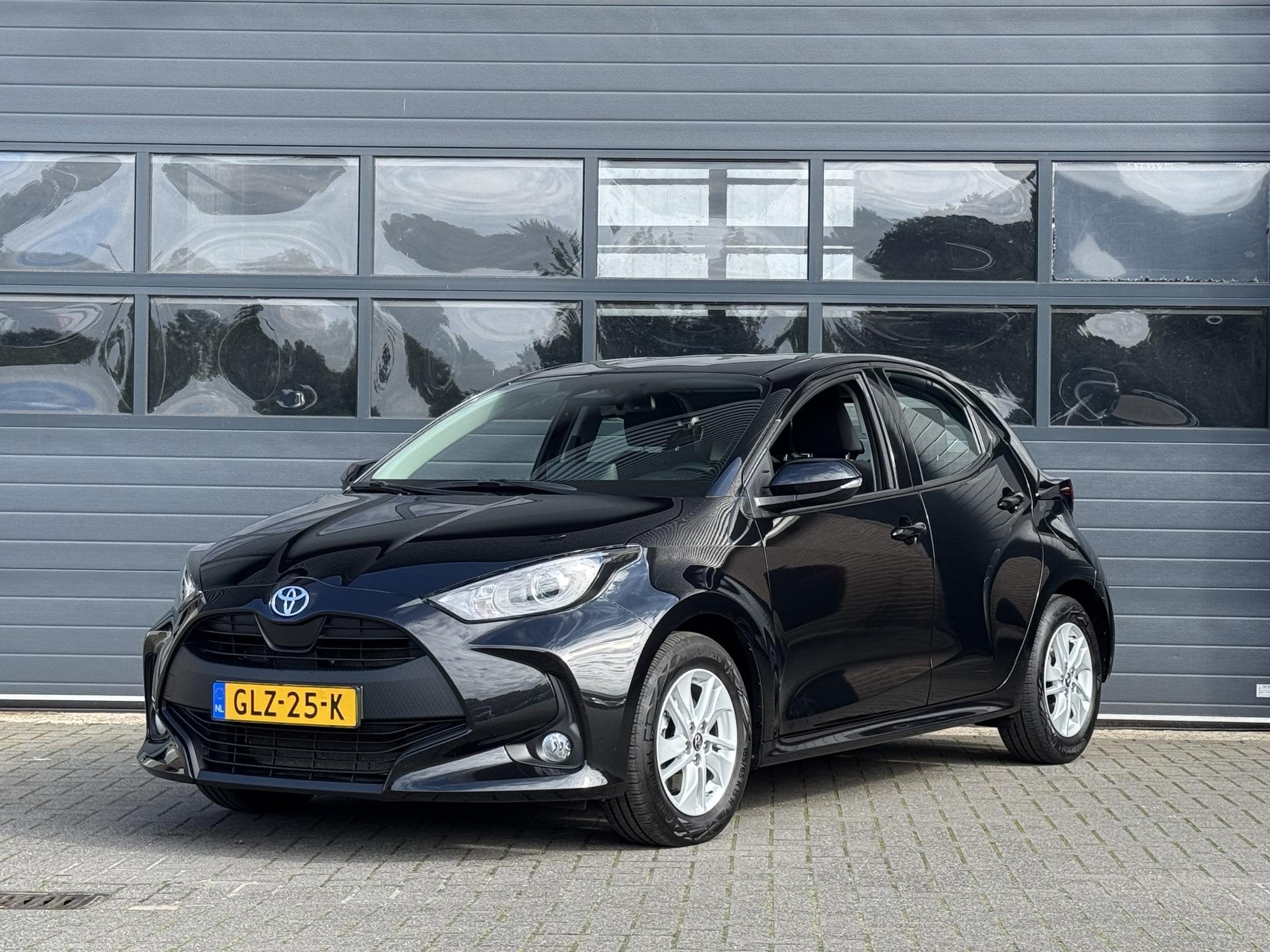 TOYOTA YARIS 1.5 HYBRID 115 ACTIVE I AUTOMAAT I APPLE CARPLA, Auto's, Gebruikt, Met garantie (alle), Zwart, Bedrijf