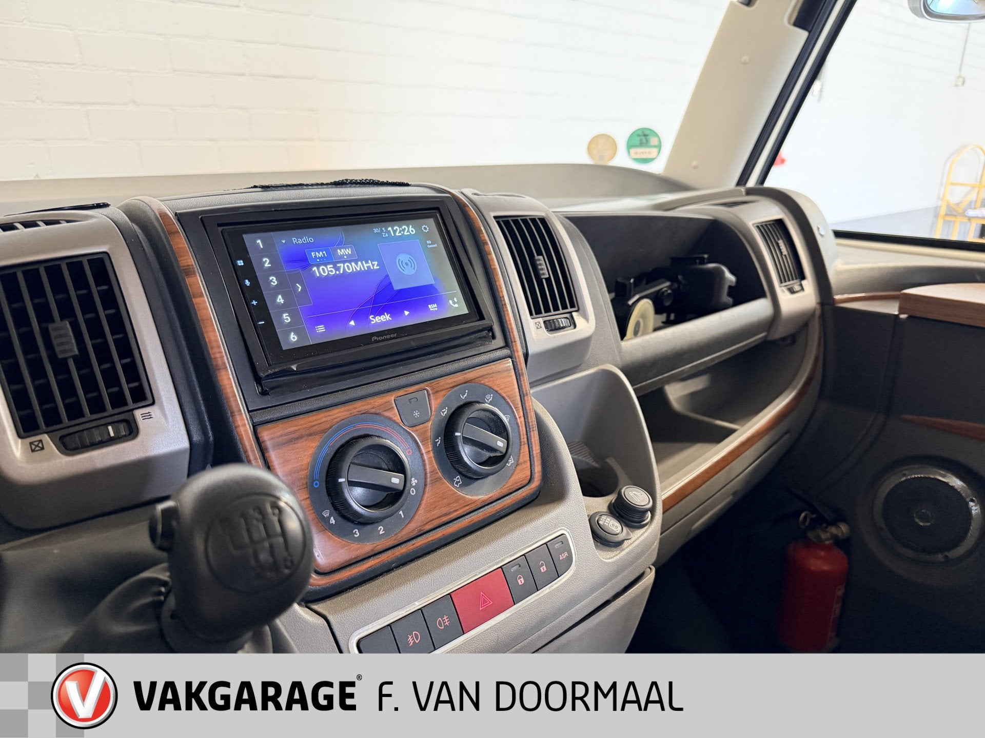 Hymer B 574 SL Limited Edition (bj 2009), Integraal, Afzuigkap, Bedrijf, Info@vakgaragefvandoormaal.nl
