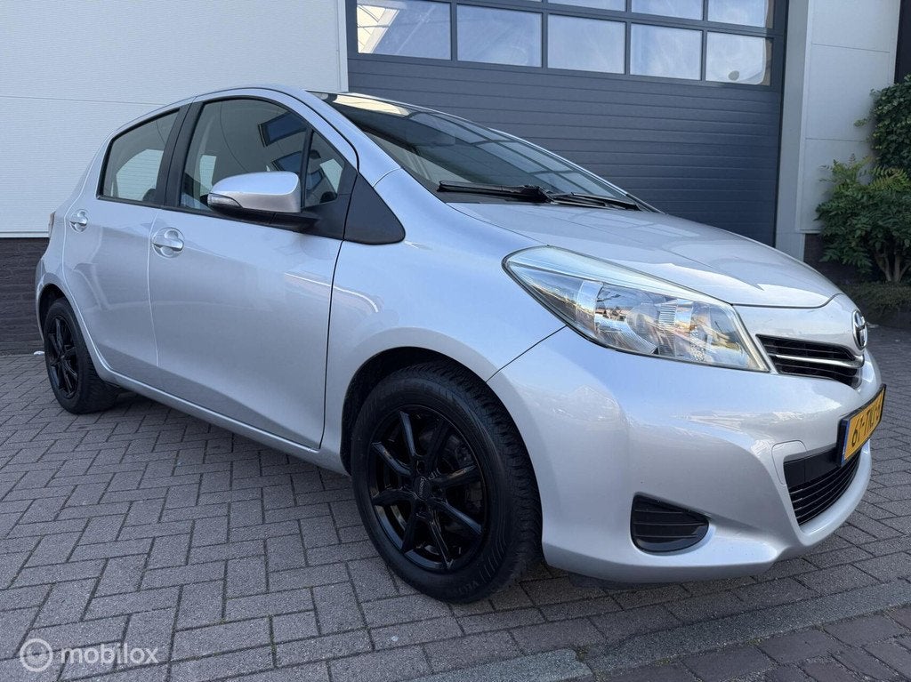 Toyota Yaris 1.3 VVT-i Aspiration AIRCO /CAMERA /TREKHAAK, Auto's, Toyota, Euro 5, 4 cilinders, Bedrijf, 99 pk