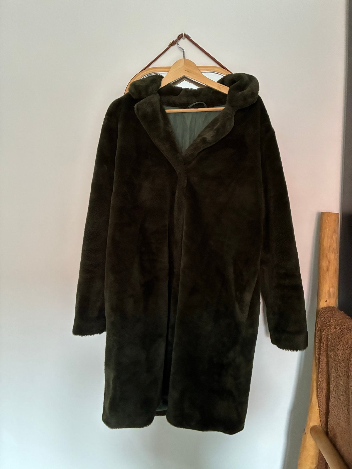 Donkergroene faux fur jas, Ophalen, Zo goed als nieuw, Maat 42/44 (L), Groen