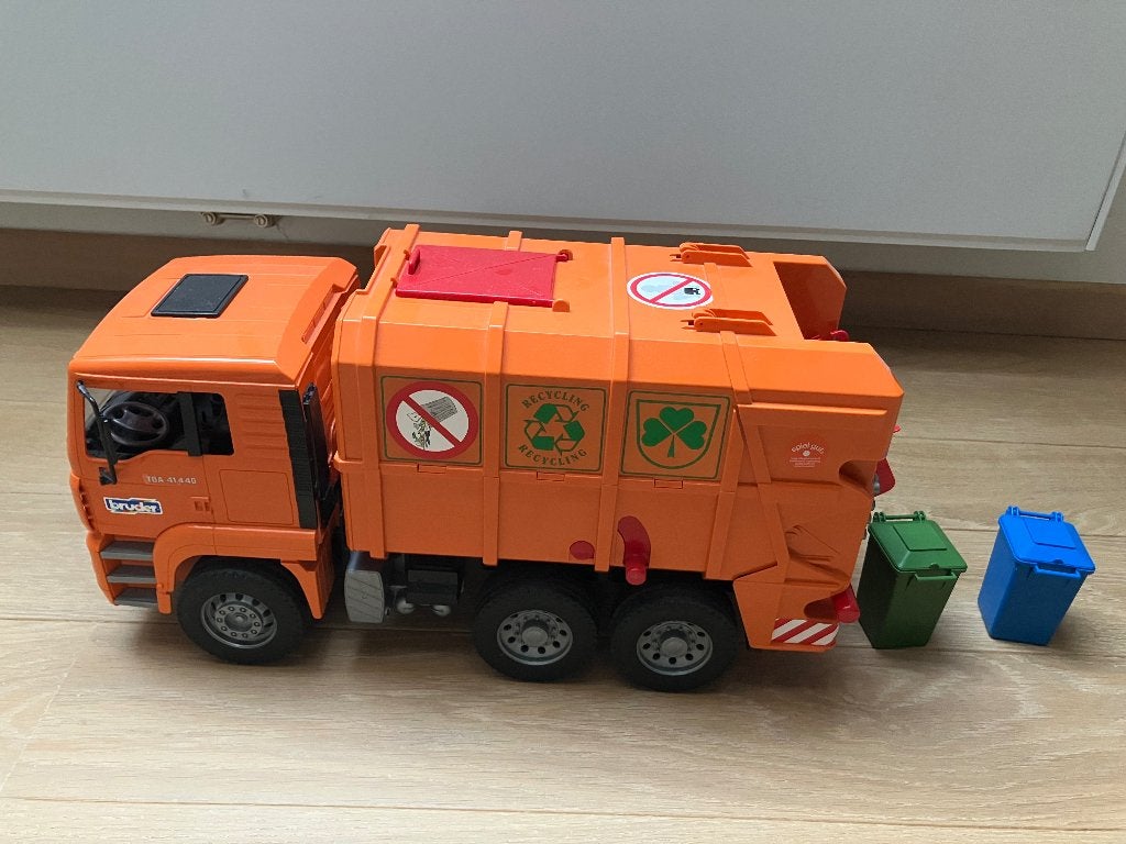 Bruder vuilniswagen met 2 kliko ZGAN EUR 35, Ophalen of Verzenden, Zo goed als nieuw