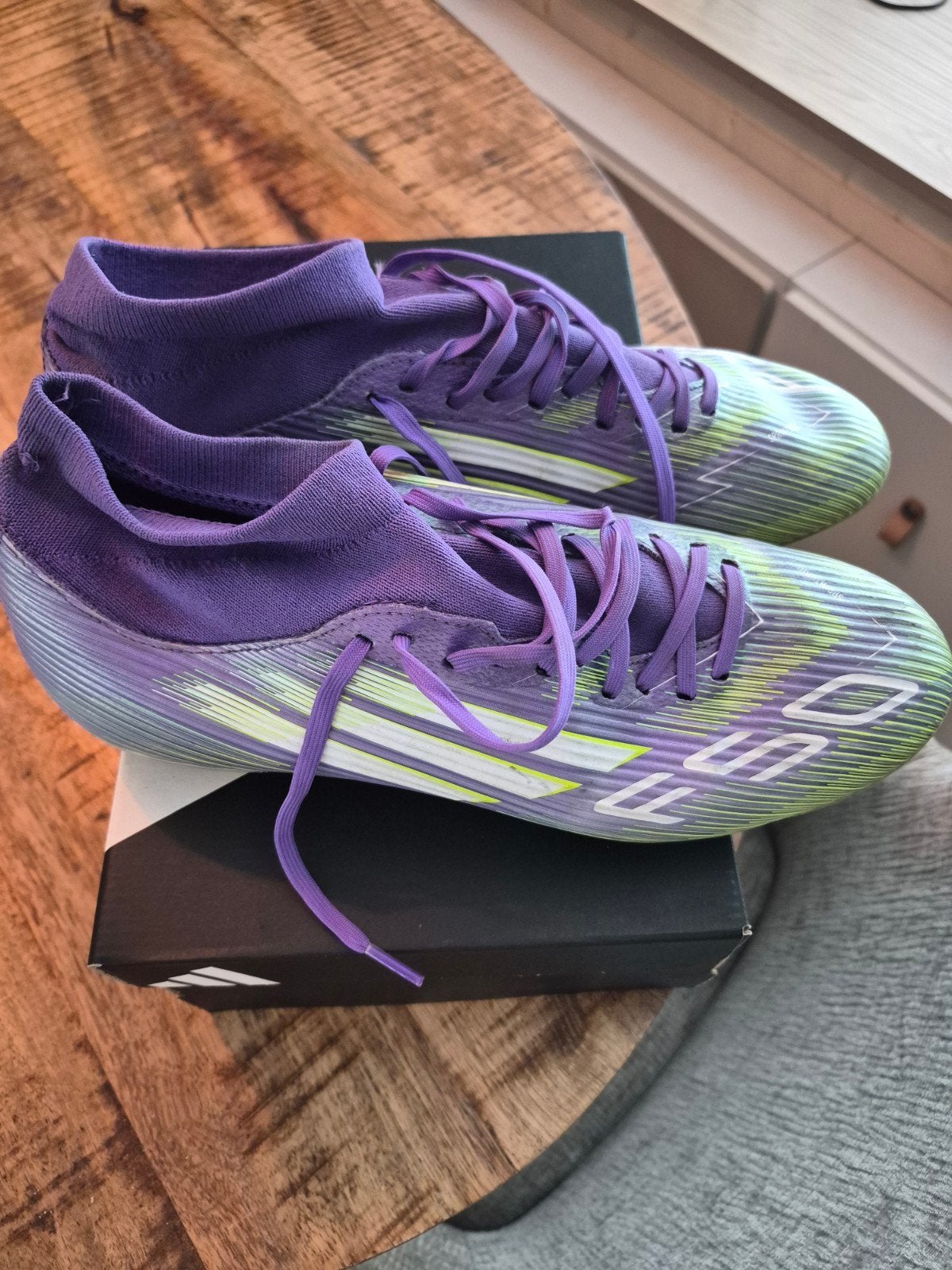 Adidas voetbalschoenen - Maat 43 1/3 - Zo goed als nieuw, Sport en Fitness, Voetbal, Maat XS of kleiner, Ophalen of Verzenden