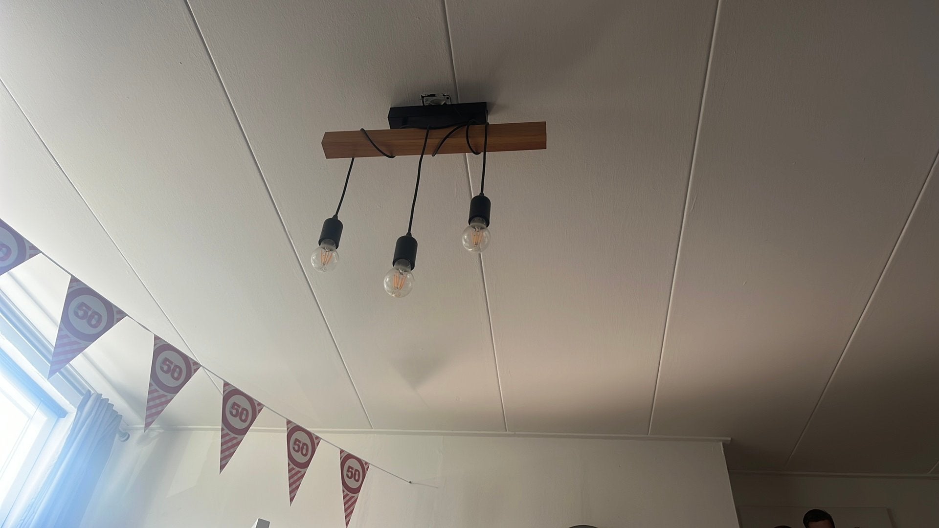 Moderne hanglamp met houten balk en 3 Edison lampen, Ophalen of Verzenden, Zo goed als nieuw, Hout, 75 cm of meer