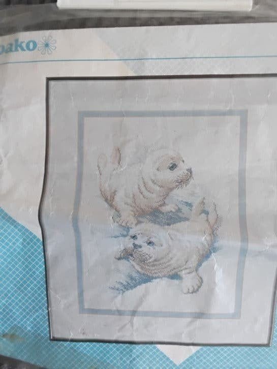 borduurpakket  baby zeehondjes (moet afgemaakt worden) Pako, Ophalen of Verzenden, Borduurpakket