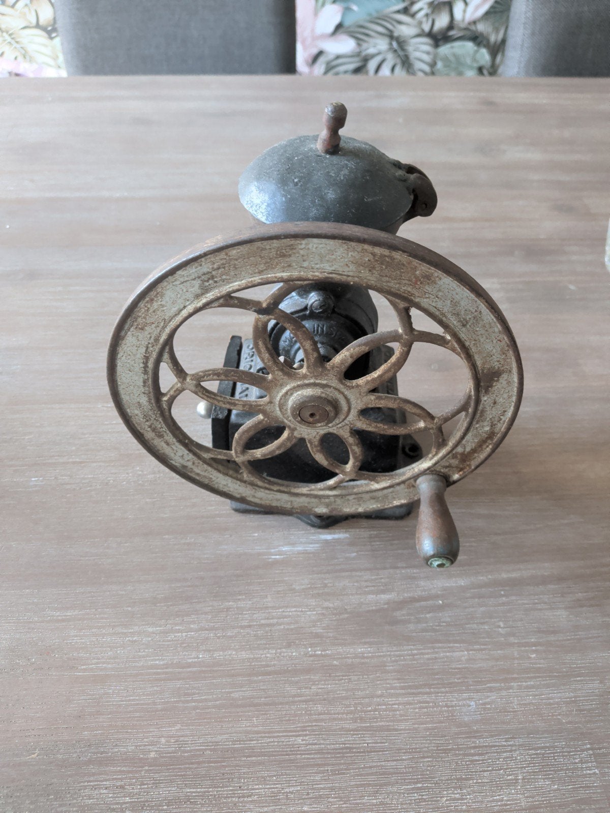 Antieke koffiemolen met handwiel - Decoratief en functioneel, Antiek en Kunst, Ophalen of Verzenden