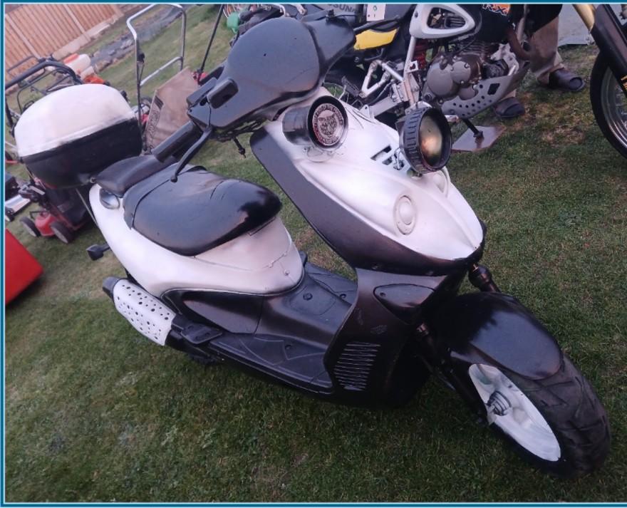 Hyosung 50cc OLDTIMER START & RIJDT GELIJK NIEUW!!, Fietsen en Brommers, Scooters | Overige merken, Ophalen, Benzine