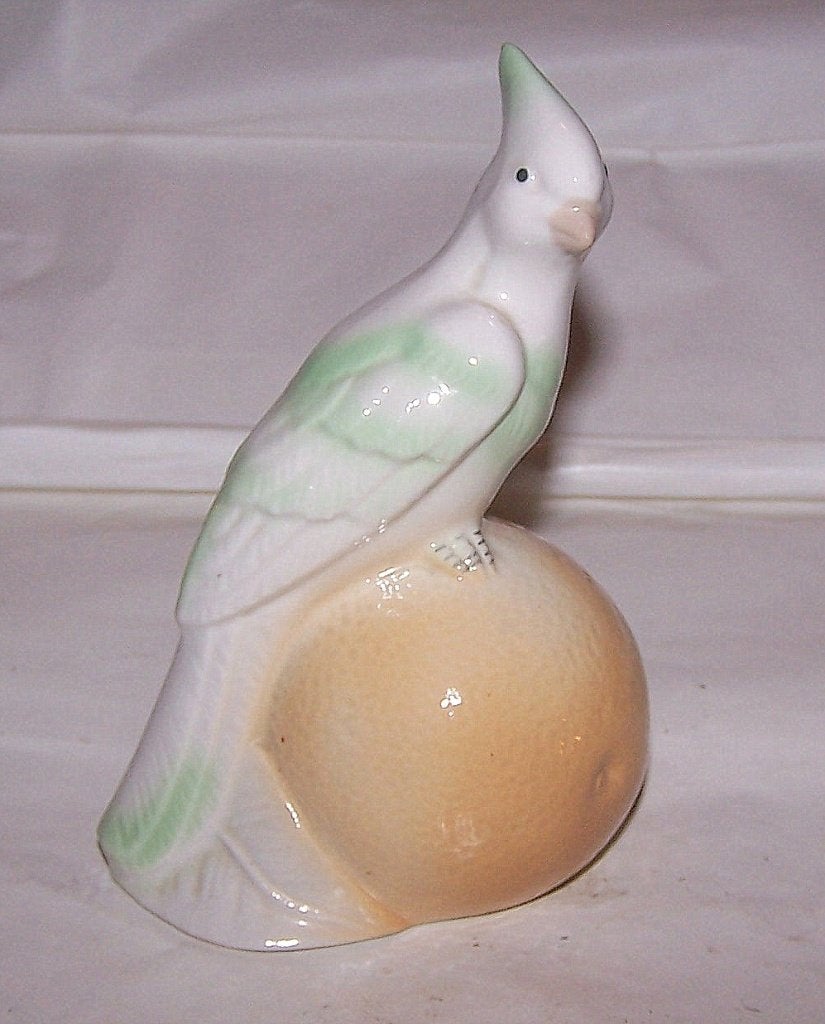 Porseleinen beeldje kaketoe/papegaai op bal. H. 12cm. Nwst., Ophalen of Verzenden, Zo goed als nieuw, Porselein, Beeldje(s)