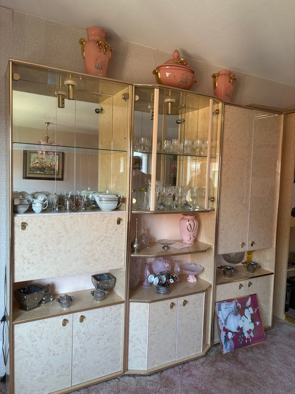 Grote wandkast met vitrines en bar - Crème/Goud, Ophalen, Gebruikt, 200 cm of meer, Met lade(s)