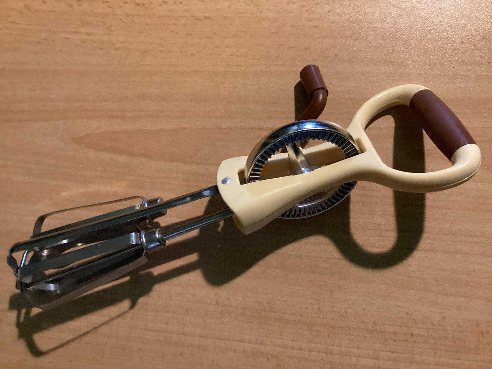 Vintage handmixer beige/bruin kunststof en RVS gardes, Ophalen of Verzenden