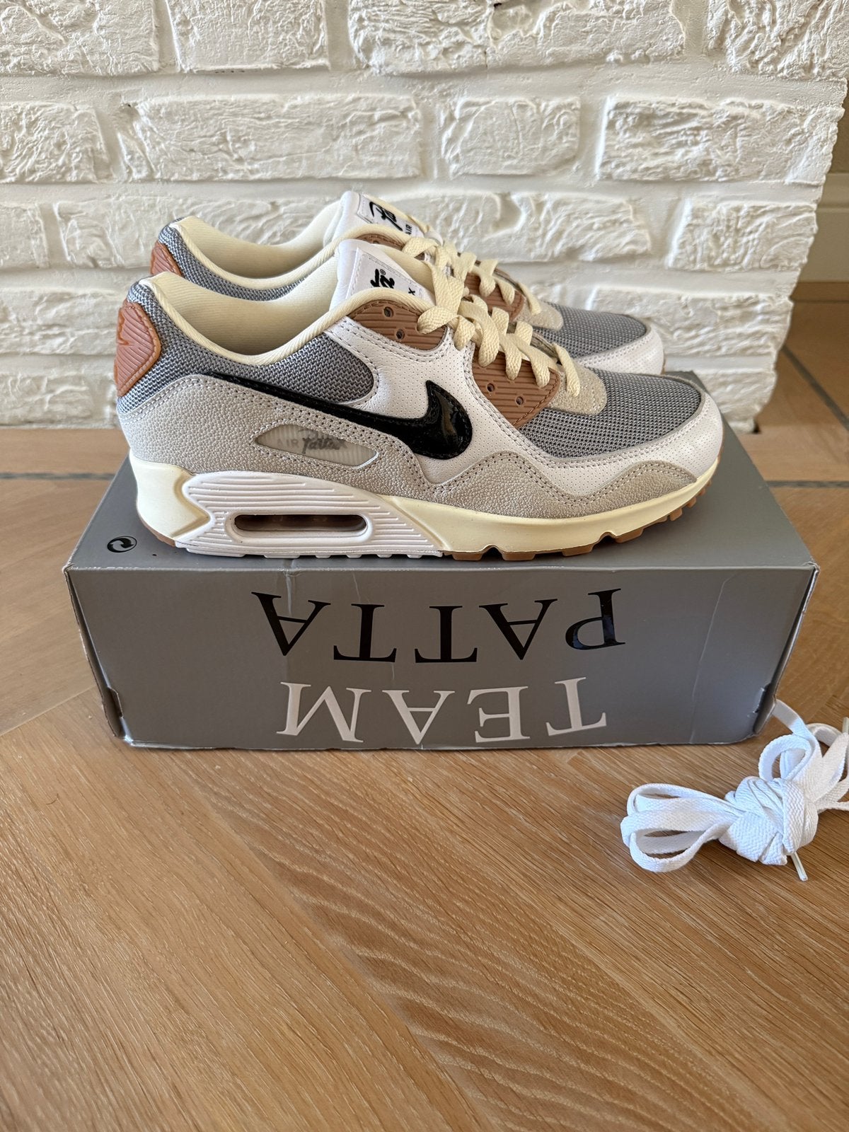 Patta x Nike Air Max 90 Waves 'Particle Grey Gum’ maat 40,5, Verzenden, Nieuw, Wit, Sneakers of Gympen