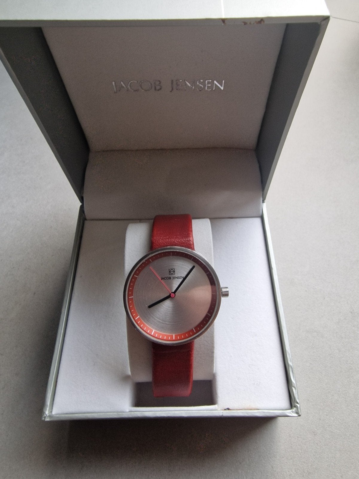 Jacob Jensen Dameshorloge - Elegant Rood, Sieraden, Tassen en Uiterlijk, Leer, Staal, Polshorloge, Zo goed als nieuw