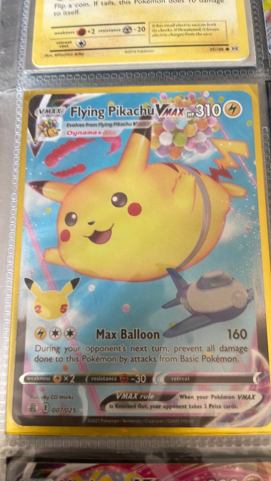 Flying Pikachu Vmax, Ophalen of Verzenden, Zo goed als nieuw