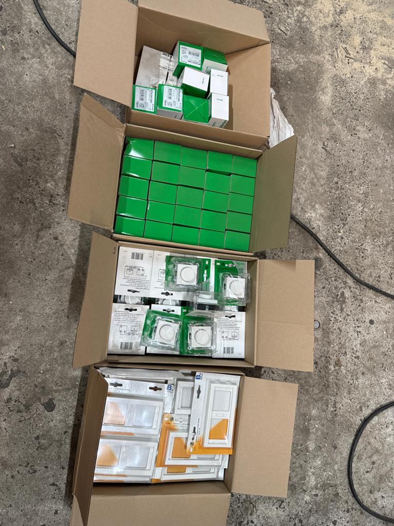 Partij schakelmateriaal: Berker , Schneider , merten , jung, Ophalen of Verzenden, Nieuw