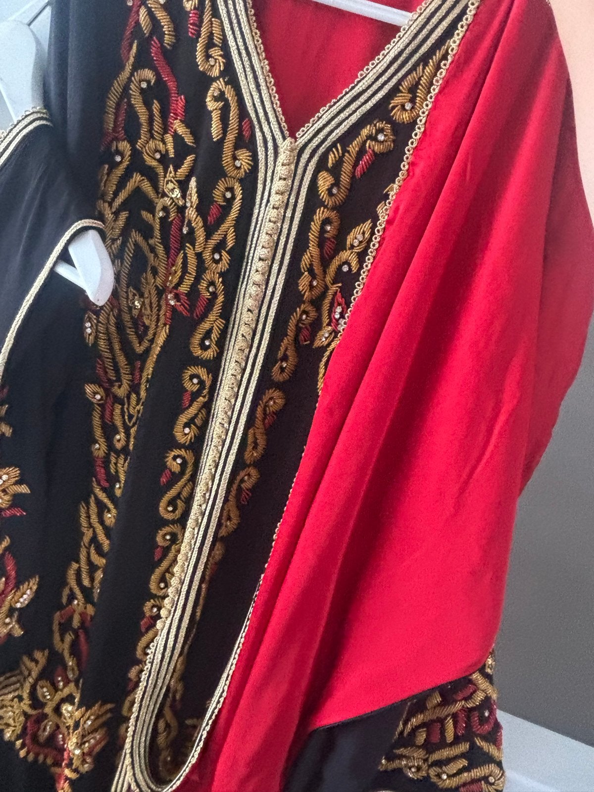 Prachtige Marokkaanse takchita met Rood en Goud Borduurwerk, Maat 38/40 (M), Zwart, Ophalen of Verzenden, Zo goed als nieuw