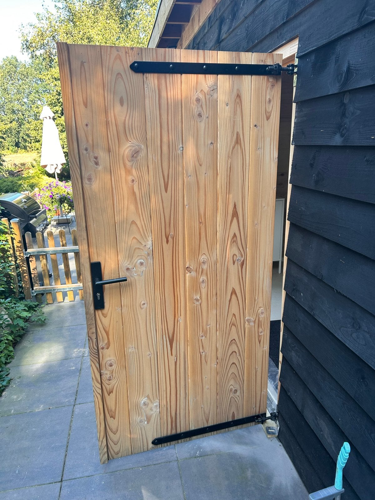 Massieve houten buitendeur met beslag, Doe-het-zelf en Verbouw, Deuren en Horren, 80 tot 100 cm, Ophalen of Verzenden, 200 tot 215 cm