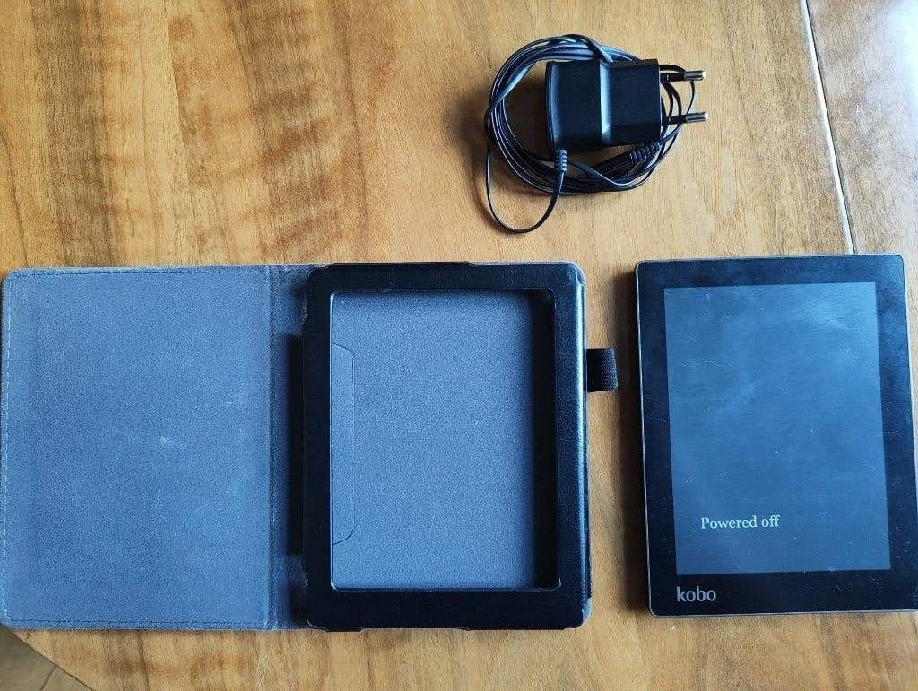 Kobo e-reader met hoes en oplader, Computers en Software, Gebruikt, Kobo, Ophalen of Verzenden, 4 GB of minder