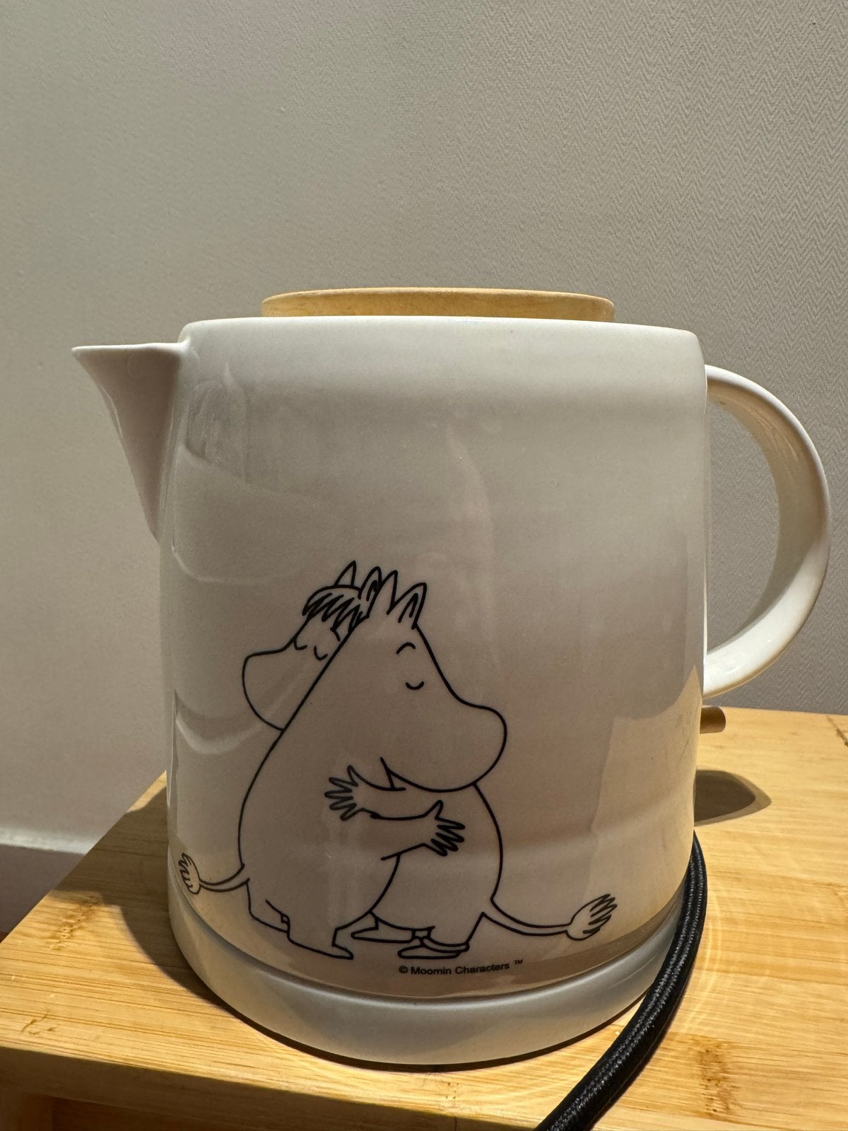 Nieuwe Moomin elektrische waterkoker 1L keramiek, 1 tot 2 liter, Ophalen of Verzenden, Zo goed als nieuw, Draadloos