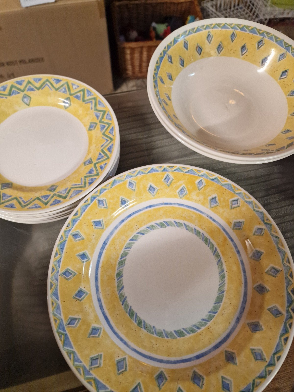 Geel en blauw servies - borden en kommen, Huis en Inrichting, Ophalen, Gebruikt, Keramiek, Bord(en)