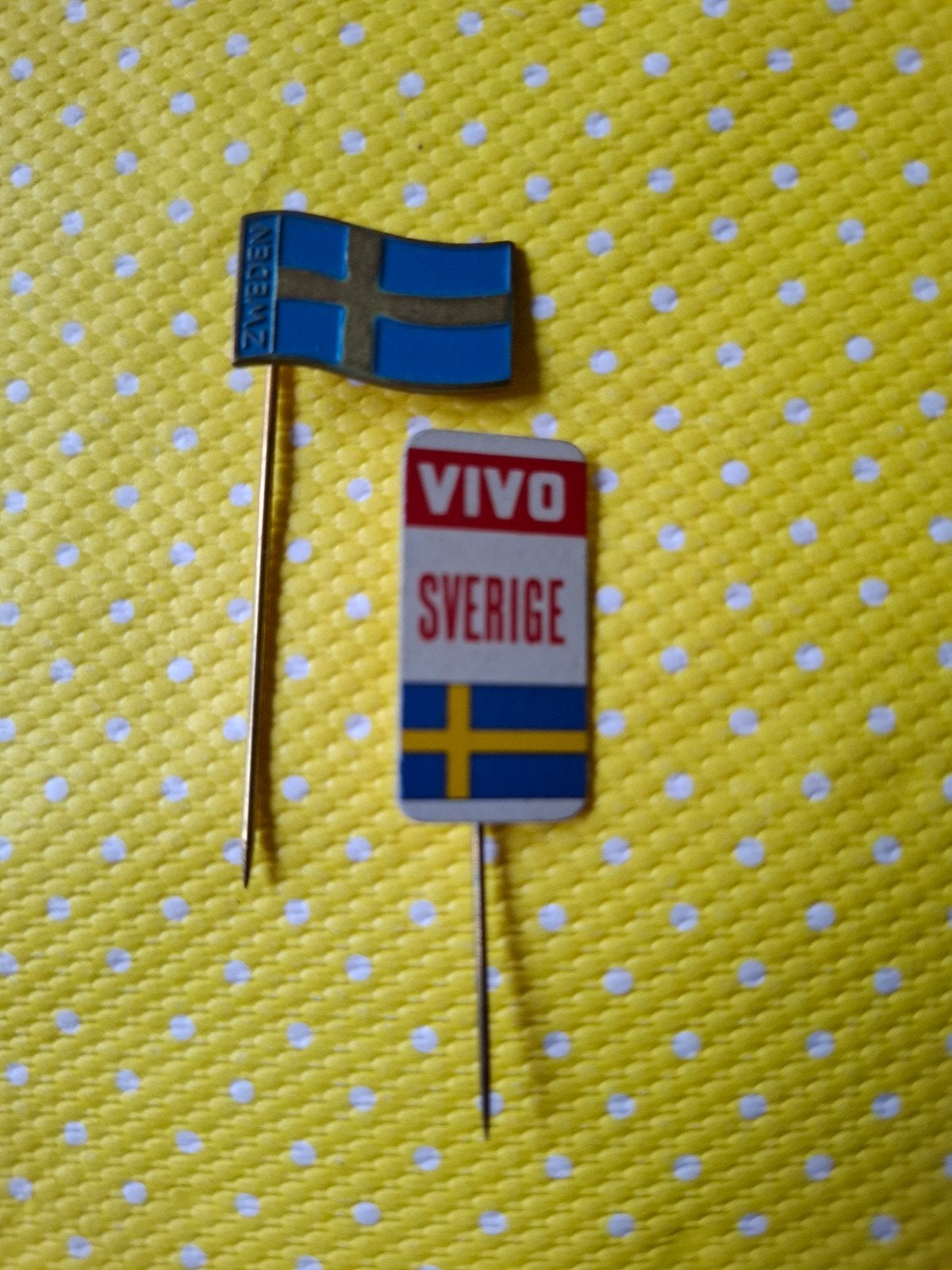 2 Vintage Speldjes Zweden: Vlag en VIVO Sverige, Verzamelen, Ophalen of Verzenden, Gebruikt, Stad of Land, Speldje of Pin